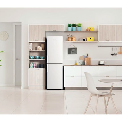 Indesit 50/50 Fridge Freezer 287L Low Frost - White & Stainless Steel